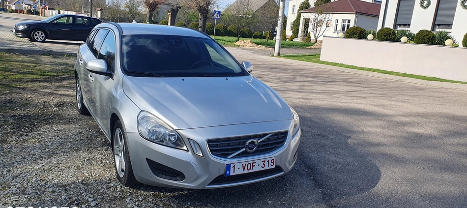 Volvo V60 cena 27900 przebieg: 220000, rok produkcji 2012 z Trzebiatów małe 37